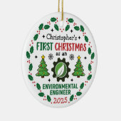 環境技術者初めてのクリスマス名前をカスタムする セラミックオーナメント (右)