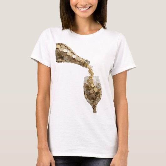 瓶からコインで満たされたグラスに注がれるお金 Tシャツ (正面)