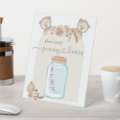 瓶の赤ちゃんシャワーのゲームでグミベアの数を推測 台座サイン (インサイチュ)