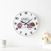 甘いお祝いカップケーキとギフトボックス ラージ壁時計