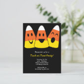 甘いお菓子のコーンのトリックまたは治療ハローウィンパーティ インビテーションポストカード (スタンド正面)