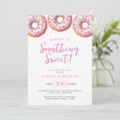 甘いものを作り上げる ドーナツ ガール ベイビー シャワー 招待状 (スタンド正面)