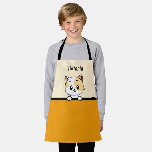 甘いオレンジ色の子猫と名前をカスタムするキッズ エプロン (着用した状態)