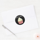 甘いカップケーキおもしろいをパンプン暗い ラウンドシール (封筒)