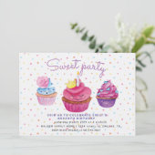 甘いカップケーキと散水誕生日の招待 (スタンド正面)