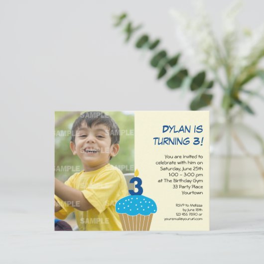 甘いカップケーキの第3誕生日のパーティの招待状 招待状 (スタンド正面)