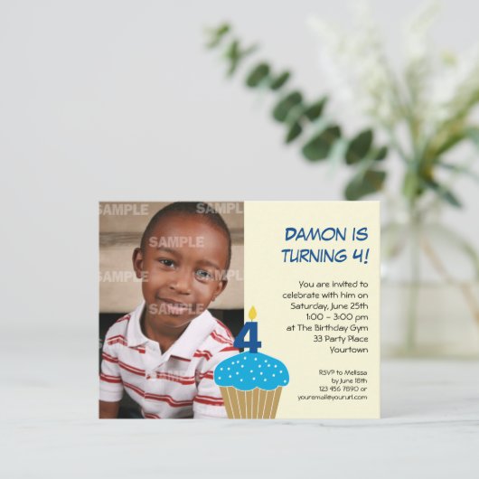 甘いカップケーキの第4誕生日のパーティの招待状 招待状 (スタンド正面)