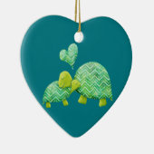 甘いカメはお母さんおよびベビーを抱き締めます セラミックオーナメント (右)