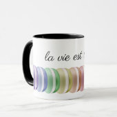 甘いカラフルマカロンのスタック：ラヴィ・エスト・ベル マグカップ (正面左)