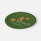 甘いクリスマスジンジャーブレッドのパルカスタムス文字オングリーン ペーパープレート (アングル)