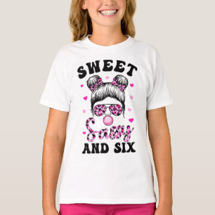 甘いサッシーと6メッシーバンヒョウのサングラス Tシャツ