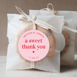 甘いサンキューピンクと赤のレトロ結婚式の引き出物 ラウンドシール<br><div class="desc">A Sweet Thank You Pink and Redレトロ結婚式の引き出物シール</div>