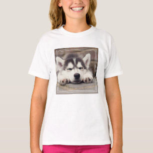 甘いシベリアン·ハスキーの子犬が眠る Tシャツ