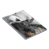 甘いシャムの子猫がラブラドールの頭に横たわる ノートブック (右側)