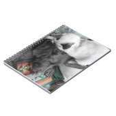 甘いシャムの子猫がラブラドールの頭に横たわる ノートブック (左側)