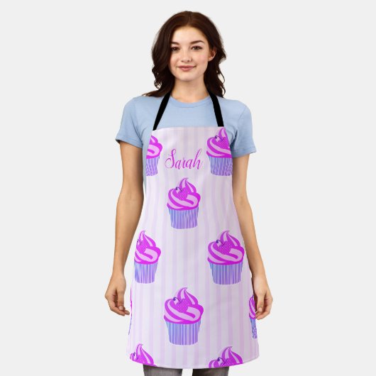 甘いトレンディーピンクカップケーキ エプロン (着用した状態)