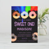 甘いドーナツ、虹の色、甘い最初の誕生日 招待状 (スタンド正面)