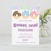 甘いドーナツ、虹の色、甘い最初の誕生日 招待状 (スタンド正面)