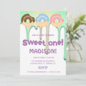 甘いドーナツ、虹の色、甘い最初の誕生日 招待状 (スタンド正面)