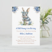 甘いバニーの水の色の花の赤ちゃんシャワー 招待状 (スタンド正面)