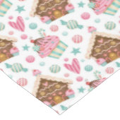 甘いピンクのカップケーキとジンジャーブレッドの家 テーブルクロス (アングル)