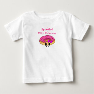 甘いピンクの曇りドーナツを振りかける ベビーTシャツ