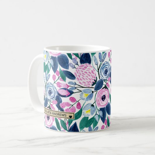 甘いピンクの海軍の花の水色金ゴールドモノグラム コーヒーマグカップ (正面左)