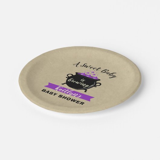 甘いベビーがハロウィーンの赤ちゃんシャワーを醸造している ペーパープレート (アングル)