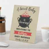 甘いベビーがハロウィーンの赤ちゃんシャワーを醸造している 台座サイン (インサイチュ)