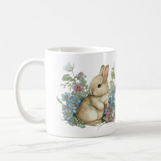 甘いベビーバニーと青い紫の花 コーヒーマグカップ (左)
