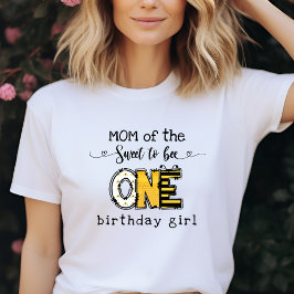 甘いミツバチのお母さんになる1歳の誕生日フラワー Tシャツ