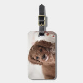 甘いルビーのカバポウの子犬 ラゲッジタグ (正面縦)