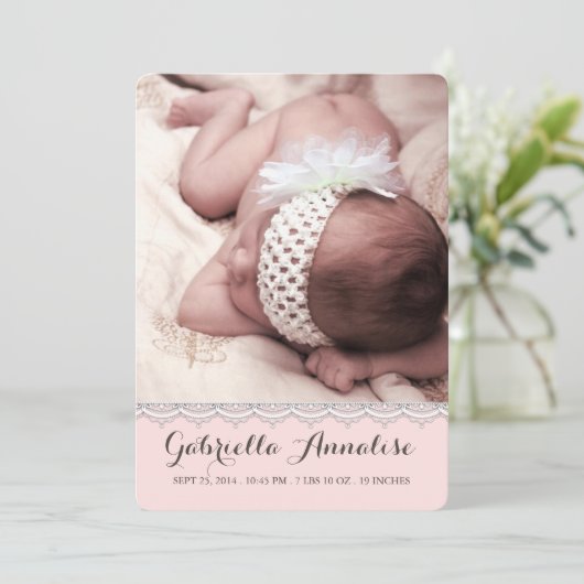 甘いレースの女の赤ちゃんの写真の誕生の発表 案内状 (スタンド正面)