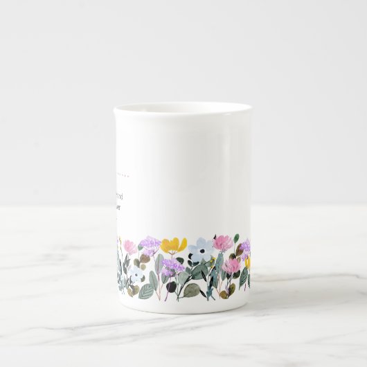 甘いワイルドフラワーで名前を縁ど定義 ボーンチャイナマグカップ (正面)