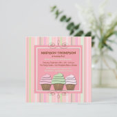 甘い女の子のカップケーキの誕生日のパーティの招待状 招待状 (スタンド正面)