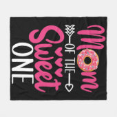 甘い子の母がドーナツを振りかけたもの フリースブランケット (正面(横))