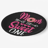 甘い子の母がドーナツを振りかけたもの ペーパープレート (アングル)