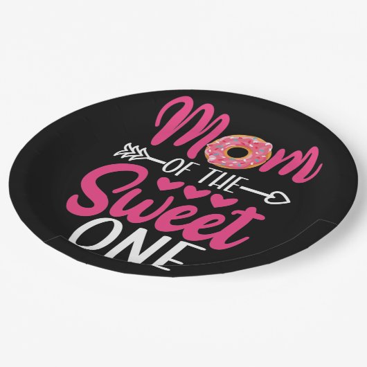 甘い子の母がドーナツを振りかけたもの ペーパープレート (アングル)