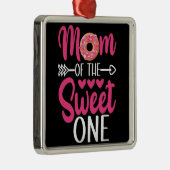 甘い子の母がドーナツを振りかけたもの メタルオーナメント (右)