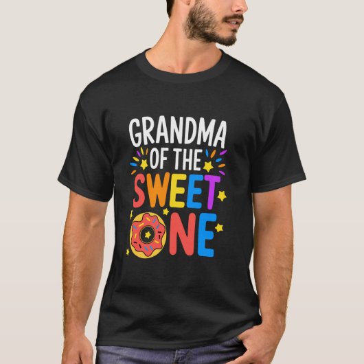 甘い子の祖母の服 女性の最初の誕生日 Tシャツ (正面)