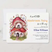 甘い小さなマッシュルームの妖精が途中にある