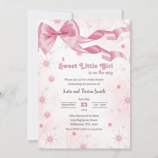 甘い小さな女の子が赤ちゃんシャワーを浴びている 招待状 (正面)