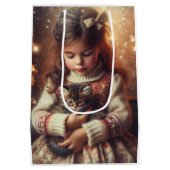 甘い小さな女の子と子猫のクリスマス ミディアムペーパーバッグ (裏面)