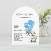 甘い小さな子羊の赤ちゃんシャワー水色アーチ 招待状 (スタンド正面)