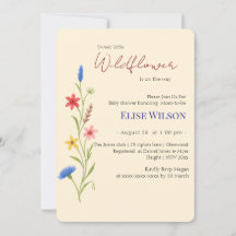 甘い小さな山花が道を進んでいる