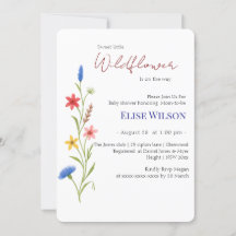 甘い小さな山花が道を進んでいる