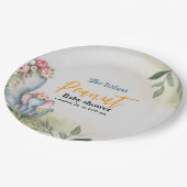 甘い小さな落花生が道を進んでいる ペーパープレート (アングル)