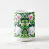 甘い昼寝白い子猫をバラブッシュの下に コーヒーマグカップ (中央)