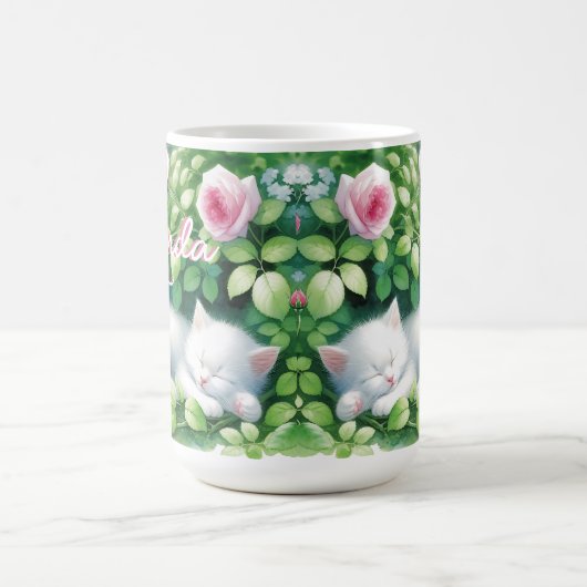 甘い昼寝白い子猫をバラブッシュの下に コーヒーマグカップ (中央)