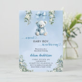 甘い男の赤ちゃんが彼の途中にある – クマの赤ちゃんシャワー 招待状 (スタンド正面)